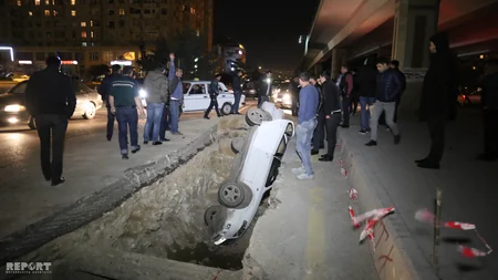 Bakıda avtomobil yol nişanının olmadığı quyuya düşüb - FOTO - VİDEO - YENİLƏNİB