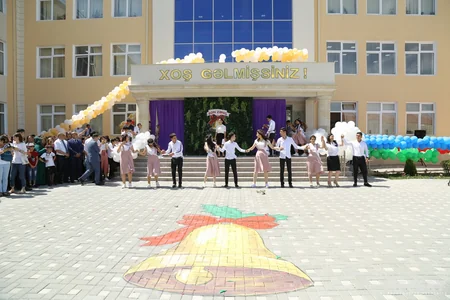 Təhsil naziri məcburi köçkün şagirdlərin Son zəngində  - FOTOREPORTAJ