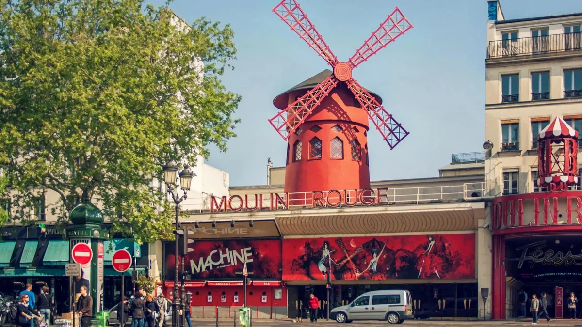 В Париже у мельницы кабаре Moulin Rouge отвалились крылья