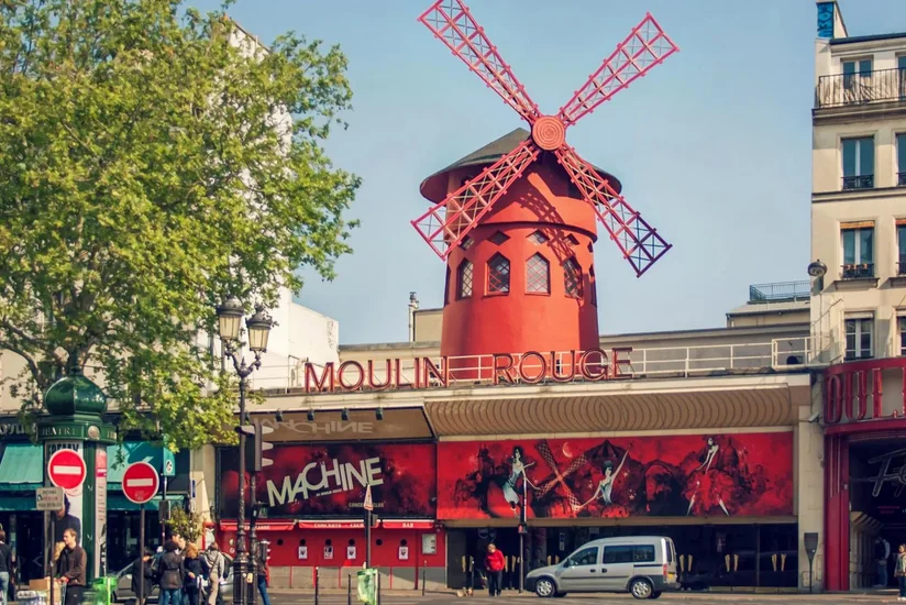 В Париже у мельницы кабаре Moulin Rouge отвалились крылья