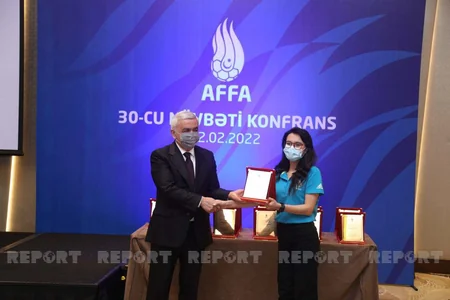 Rövnəq Abdullayev könüllüləri mükafatlandırıb