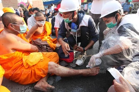 Monks, police clash occurred in largest temple in Thailand