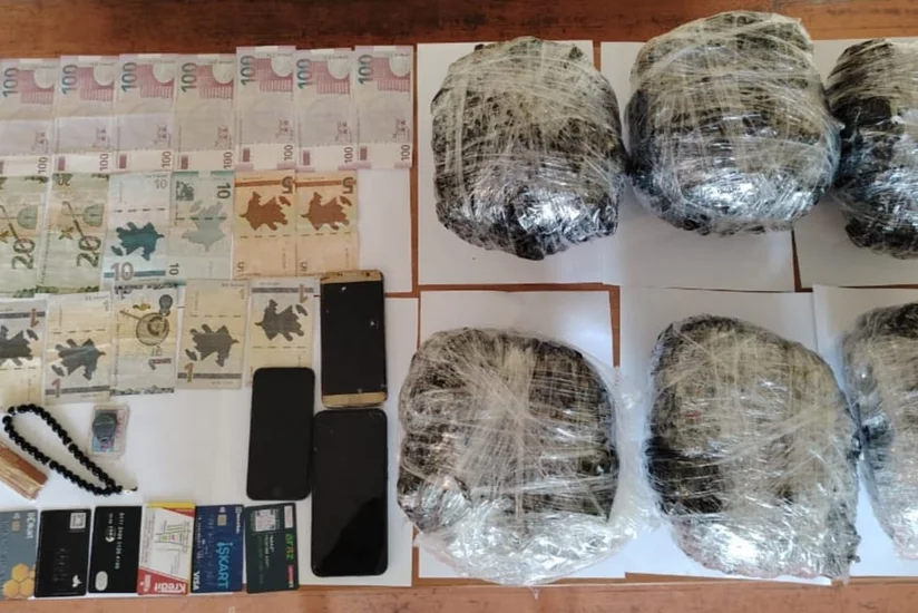 PUA ilə ölkə ərazisinə atılan narkotiki götürmək istəyən şəxslər saxlanılıb