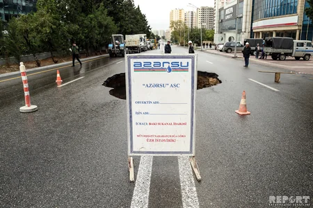 Bakıda kanalizasiya xətti partladı, “Azəravtoyol”un çəkdiyi yol çökdü - FOTO