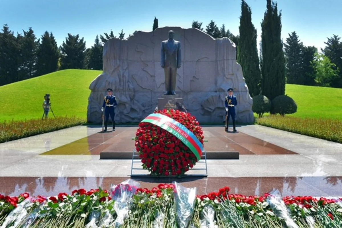 SOCAR rəhbərliyi Heydər Əliyevin məzarını ziyarət edib
