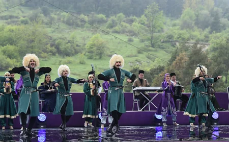 İlham Əliyev və Mehriban Əliyeva Şuşada Beynəlxalq Folklor Festivalının açılışında iştirak ediblər - YENİLƏNİB