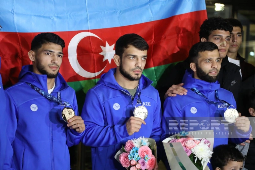 Dünya çempionatında qızıl medal qazanan Azərbaycan güləşçiləri Vətənə qayıdıb