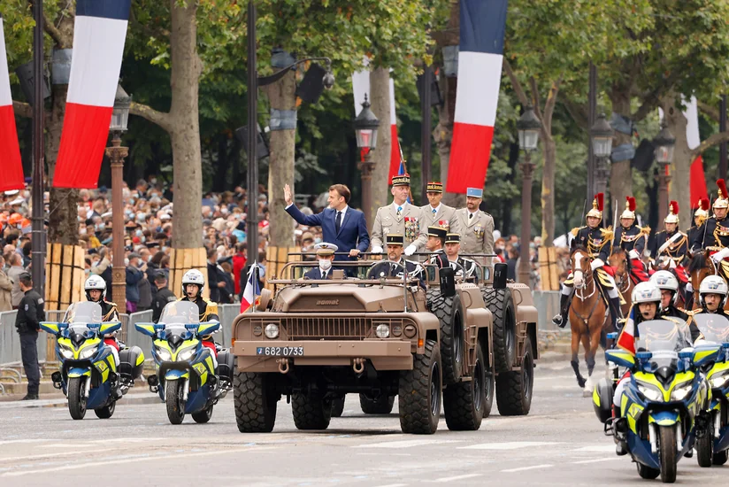 Макрон незаметно для всех поменял цвет французского флага