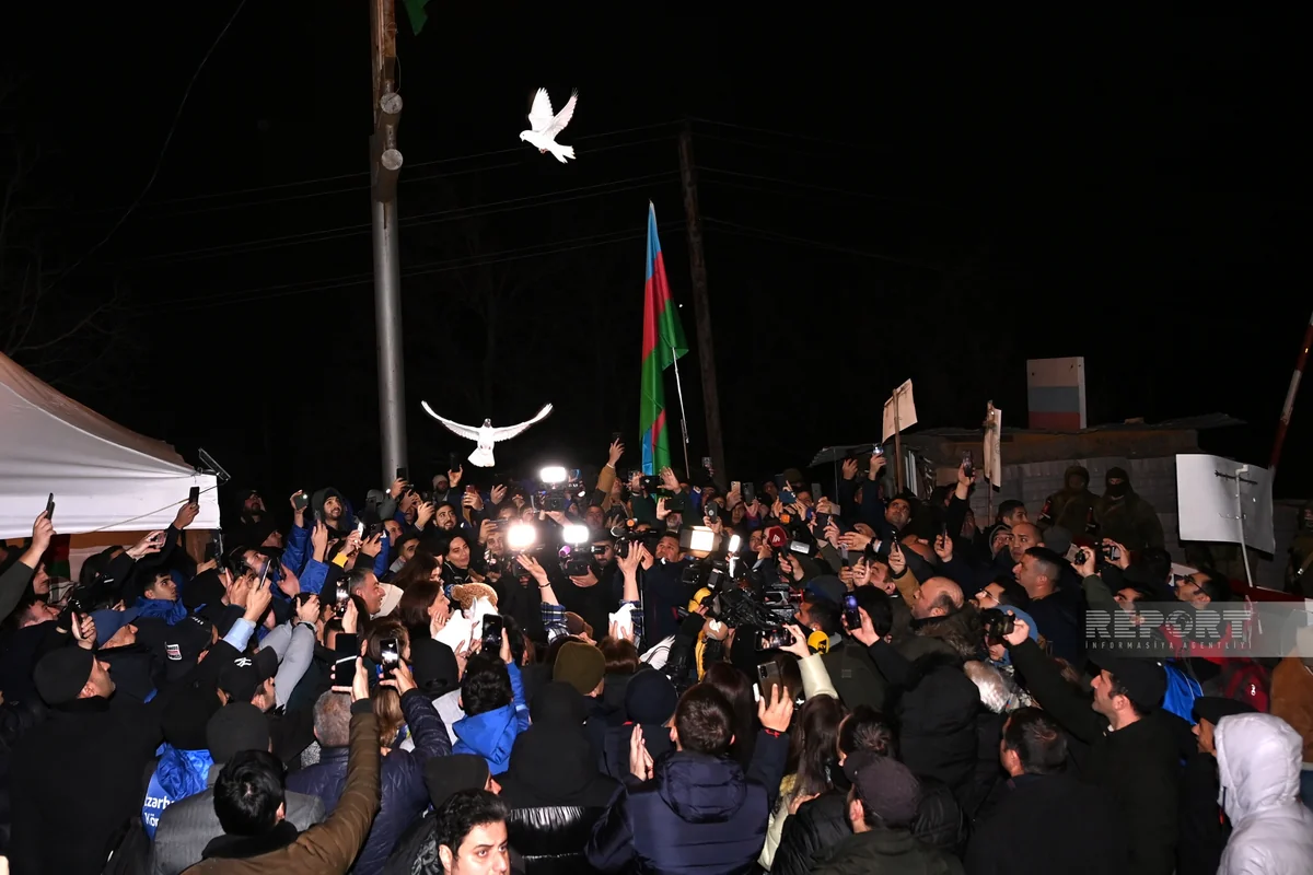 Protestors on Shusha-Khankandi road release doves into air 
