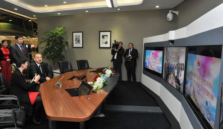 Prezident İlham Əliyev “Huawei” şirkətinin Pekindəki Sərgi Mərkəzində olub