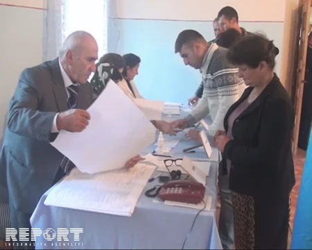 Two voters over 100 year-old cast their ballots in referendum - PHOTO