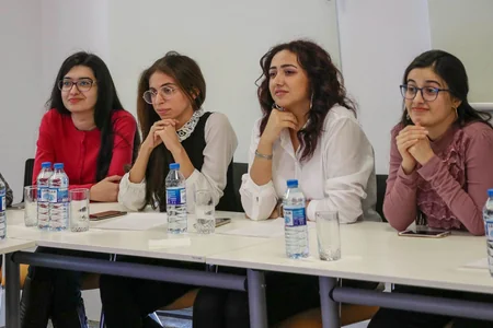 ABŞ səfirliyinin əməkdaşı UNEC Business Conversation Club layihəsinin qonağı olub