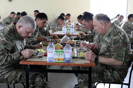 Baş Qərargah rəisi Quru Qoşunlarında olub, xidməti müşavirə keçirib