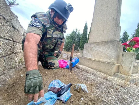 В Баку на кладбище найдены пистолет и ручная граната
