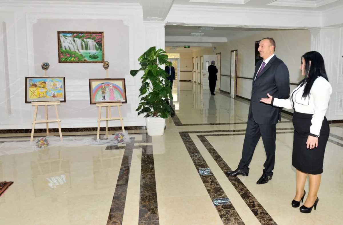 ​Prezident İlham Əliyev 148 nömrəli tam orta məktəbdə yenidənqurma işlərindən sonra yaradılan şəraitlə tanış olub