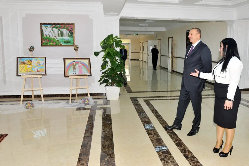 ​Prezident İlham Əliyev 148 nömrəli tam orta məktəbdə yenidənqurma işlərindən sonra yaradılan şəraitlə tanış olub