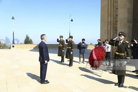Türkiyənin Müdafiə Sənayesi Komitəsinin sədri Şəhidlər xiyabanını və “Türk şəhidliyi” abidəsini ziyarət edib - YENİLƏNİB