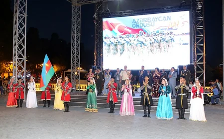 Silahlı Qüvvələrin 100 illik yubileyi münasibətilə hərbi mahnılardan ibarət konsert keçirilib