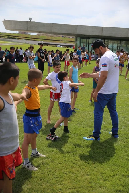 Zabit Səmədov Heydər Əliyev Mərkəzinin parkında master klass keçib