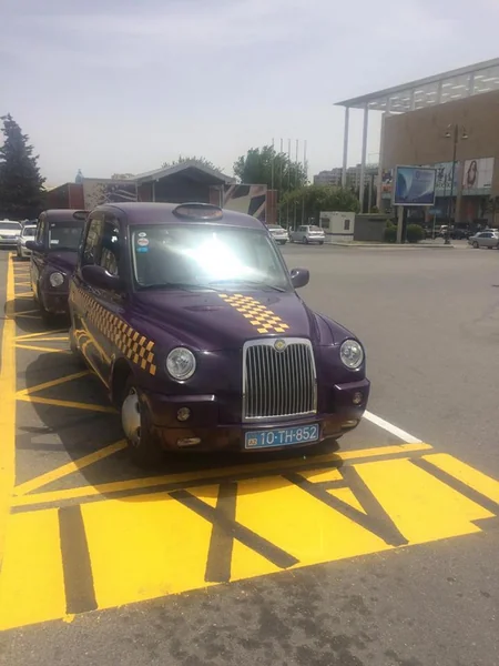 Bakıda taksi duracaqları üçün xətlər çəkilir