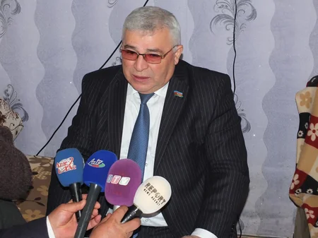 Milli Məclisin deputatı Xocalı soyqırımı zamanı 20 nəfər yaxınını itirmiş qadına baş çəkib