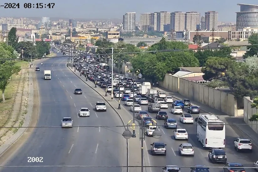 Bakının bəzi yollarında tıxac yaranıb - SİYAHI