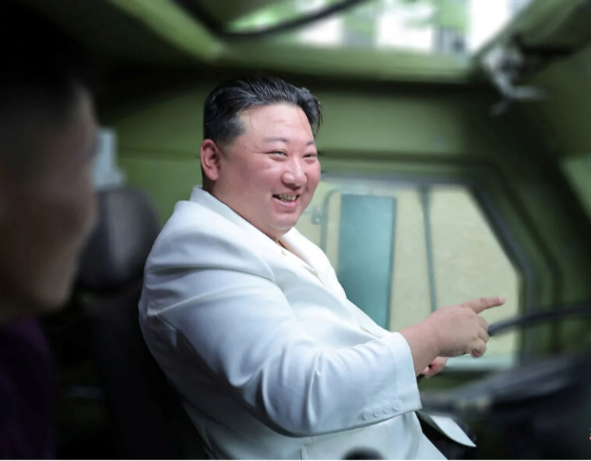 Kim Çen In silah-sursat fabrikinə baxış keçirib