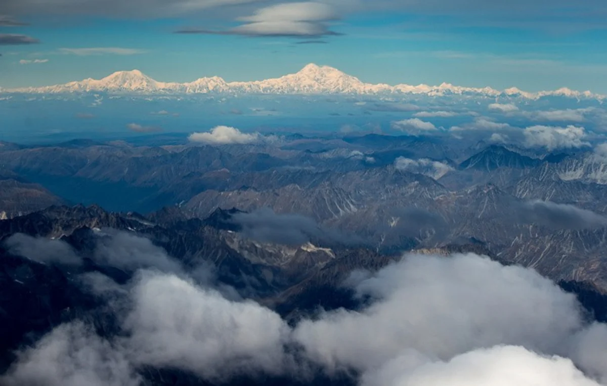 В горах Аляски разбился самолет