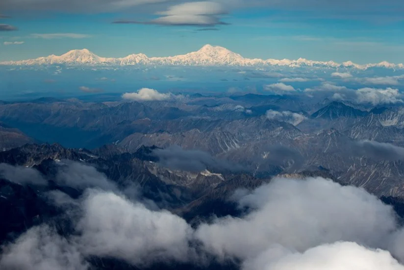 В горах Аляски разбился самолет