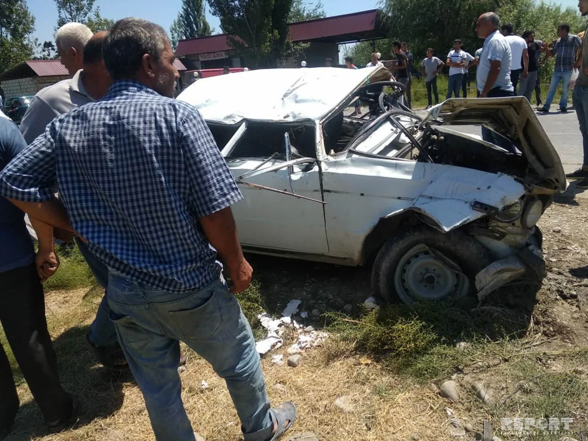 Göyçayda minik avtomobili aşıb, xəsarət alanlar var - FOTO - YENİLƏNİB