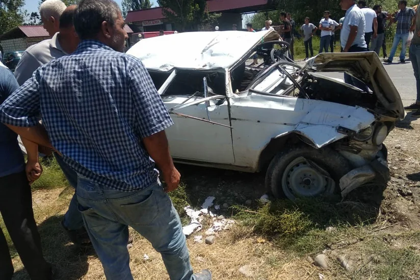 Göyçayda minik avtomobili aşıb, xəsarət alanlar var - FOTO - YENİLƏNİB