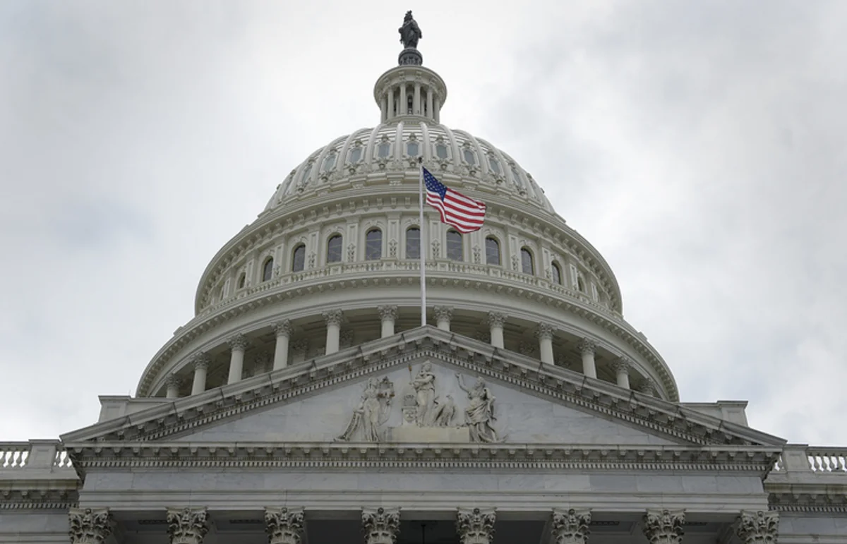 Trampın 30-dan çox köməkçisi məxfi məlumatlara girişdən məhrum olub