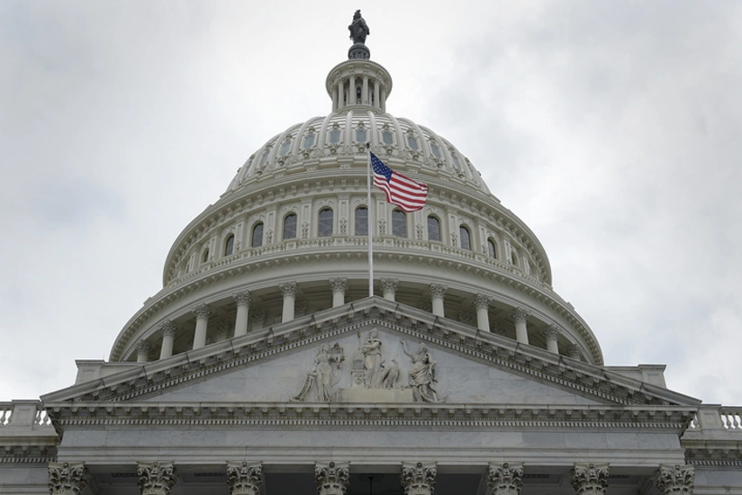 Trampın 30-dan çox köməkçisi məxfi məlumatlara girişdən məhrum olub