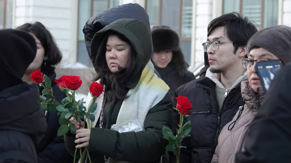 К посольству Азербайджана в Астане казахстанцы несут цветы