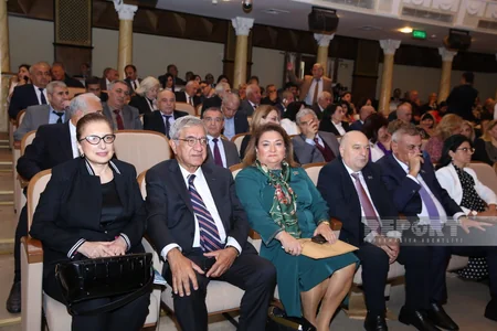 Anar yenidən Azərbaycan Yazıçılar Birliyinin sədri seçilib - YENİLƏNİB-4