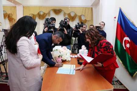 Azərbaycanın 10 milyonuncu sakininin doğum haqqında şəhadətnaməsi onun valideynlərinə təqdim olunub