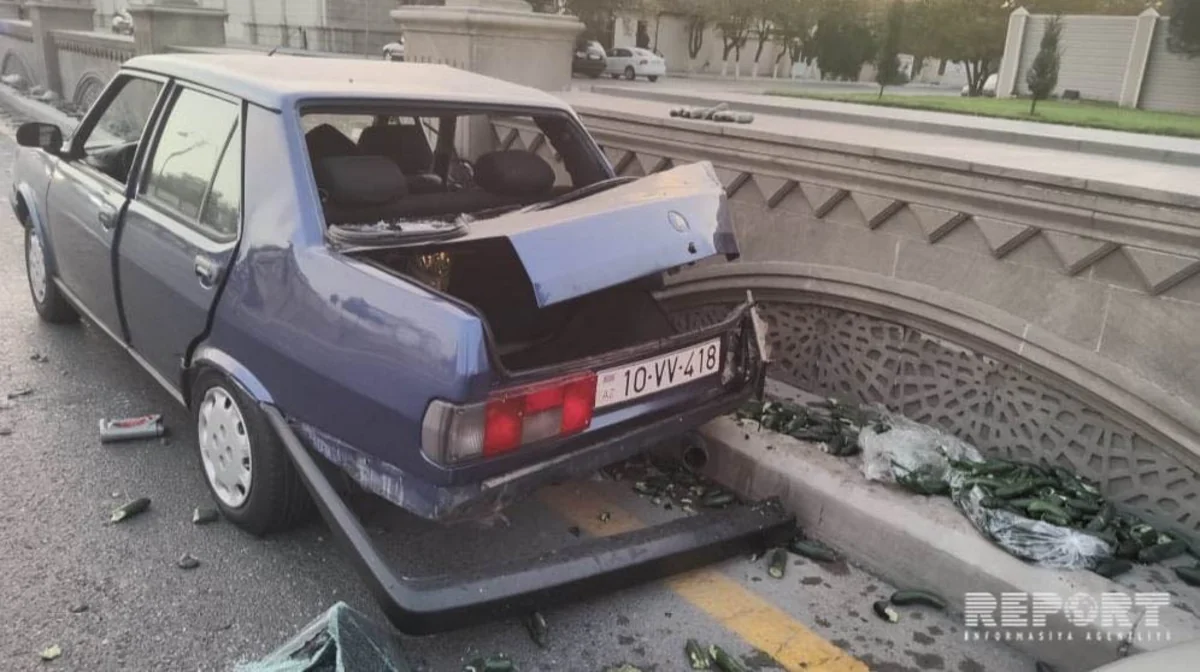 Bakıda sürücü avtomobilə idarəetməni itirərək qəza törədib - FOTO - VİDEO - YENİLƏNİB