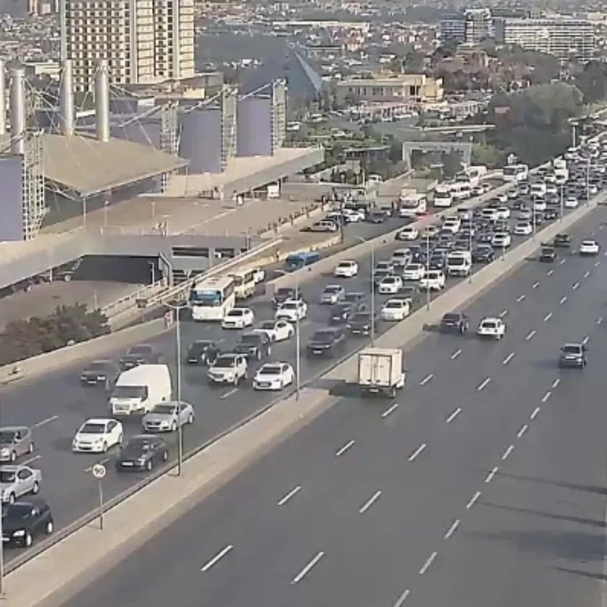 Bakının bir sıra yollarında nəqliyyatın sıxlığı yaranıb