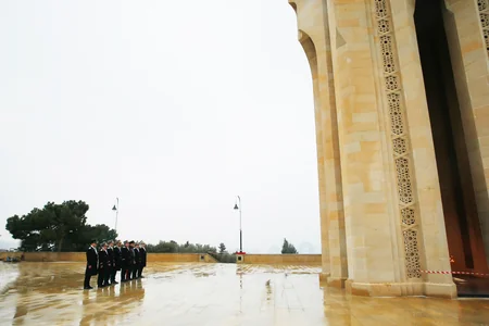 Baş Prokurorluğun rəhbərliyi və kollektivi Şəhidlər xiyabanını ziyarət edib