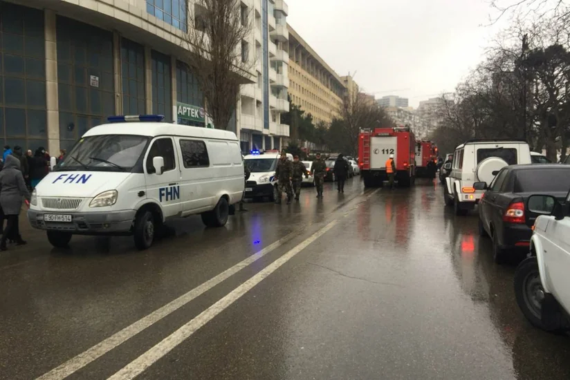 Bakıda çoxmərtəbəli yaşayış binası yanır, bir ailə 14-cü mərtəbədə qalıb - VİDEO - YENİLƏNİB-2