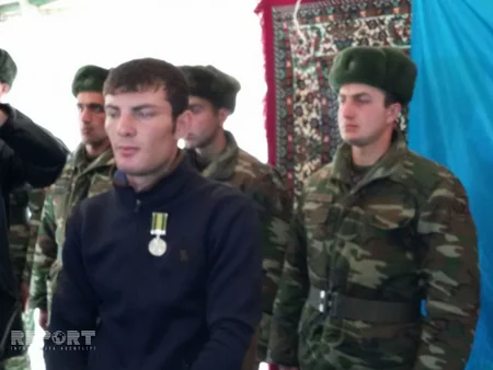Azərbaycan ordusunun şəhid olan əsgərinin medalı qardaşına təqdim olunub - FOTO