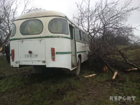 Qubada sərnişin avtobusu qəzaya düşüb, 15 nəfər xəsarət alıb - FOTO