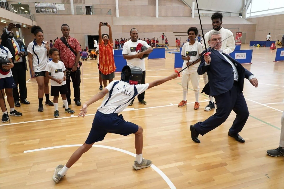 Beynəlxalq Olimpiya Komitəsinin prezidenti qılınc zərbəsindən ustalıqla yayınıb