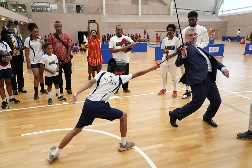 Beynəlxalq Olimpiya Komitəsinin prezidenti qılınc zərbəsindən ustalıqla yayınıb