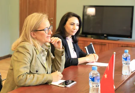 Türkiyə səfiri azərbaycanlı xanım aşıqla birgə Gürcüstan parlamentində görüş keçirib