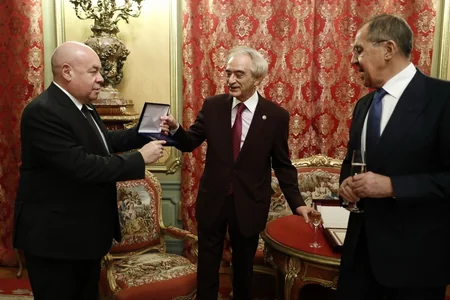 Лавров вручил Поладу Бюльбюльоглу награду от Путина - ФОТО