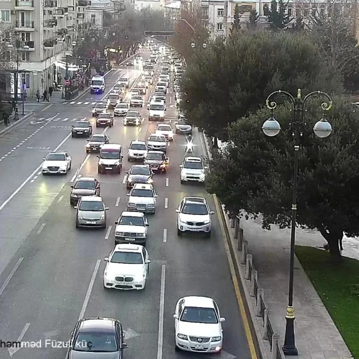Bakının bir sıra yollarında nəqliyyatın sıxlığı müşahidə olunur