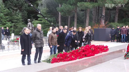 Azərbaycan ictimaiyyəti ümummilli lider Heydər Əliyevin məzarını ziyarət edir - FOTO