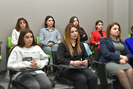 “Övladlığa götürmə sahəsində göstərilən xidmətlər”lə bağlı media nümayəndələrinə təlim keçirilib