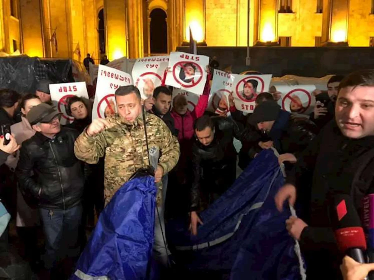 В Грузии оппозиция ставит палатки у здания парламента